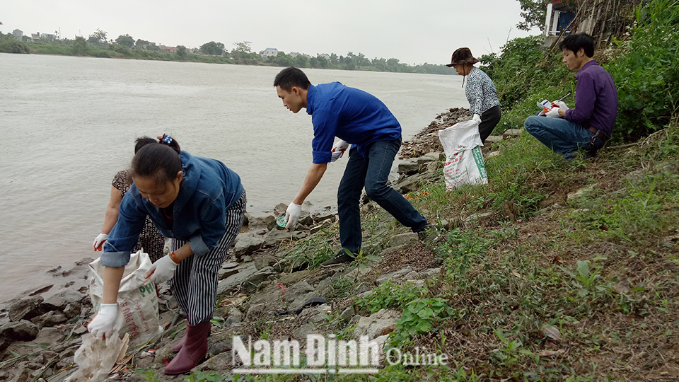 Thu gom rác thải, giảm thiểu ô nhiễm môi trường nước tại địa phận Thành phố Nam Định.