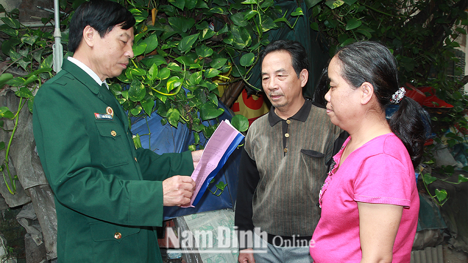 Cán bộ Hội Cựu chiến binh phường Cửa Bắc (Thành phố Nam Định) thăm hỏi hội viên có hoàn cảnh khó khăn.  Bài và ảnh: Văn Huỳnh