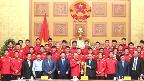 Thủ tướng Chính phủ Nguyễn Xuân Phúc tiếp đón, khen thưởng thầy trò HLV Park Hang-seo sau khi lên ngôi vô địch AFF Cup 2018. 