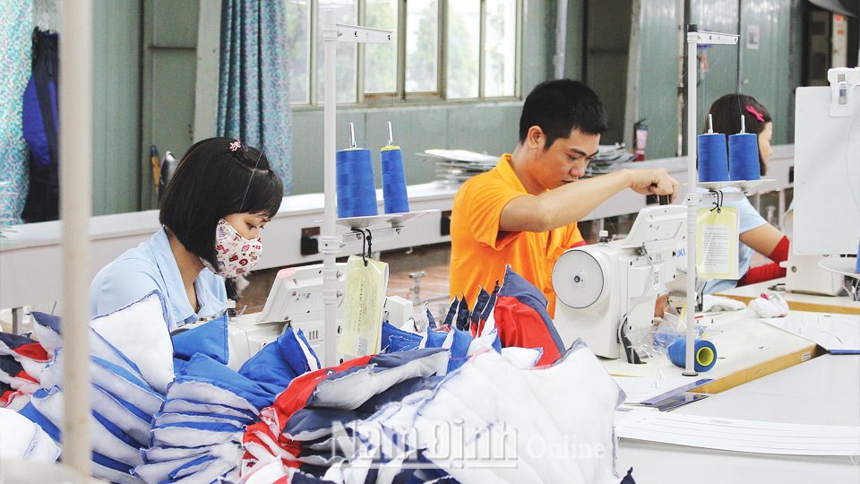 Sản xuất trang phục xuất khẩu tại Nhà máy May Sông Hồng 4, Công ty cổ phần May Sông Hồng, Thị trấn Xuân Trường (Xuân Trường).