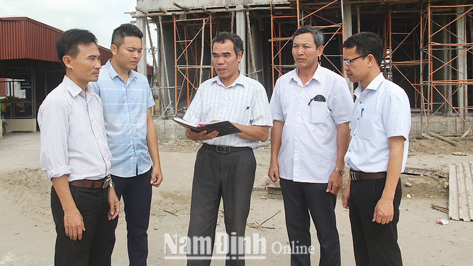 Đồng chí Bí thư Đảng bộ Thị trấn Mỹ Lộc (Mỹ Lộc) tuyên truyền, vận động cán bộ, đảng viên và nhân dân tích cực tham gia xây dựng nông thôn mới.
