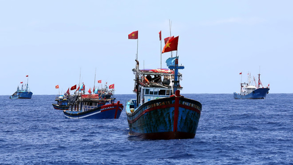 Tàu cá đánh bắt ở ngư trường Hoàng Sa (Việt Nam).