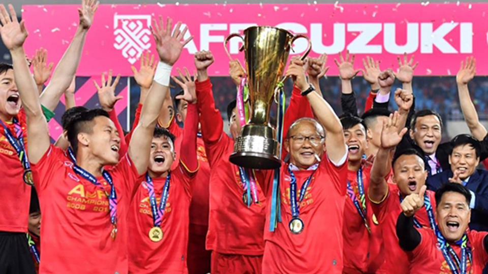 HLV Park Hang-seo và các thành viên Đội tuyển bóng đá quốc gia Việt Nam nâng cao cúp vô địch AFF Suzuki Cup 2018.