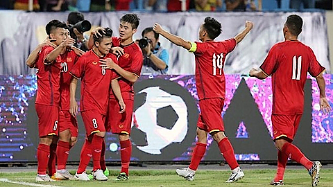  Dù bị đánh giá yếu hơn, nhưng các ông lớn ở châu lục đều phải dè chừng đội tuyển Việt Nam, sau những thành công trong năm qua của những chú "Rồng vàng". Ảnh: foxsportsasia.com