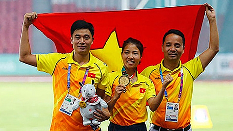 Vận động viên tiêu biểu nhất năm 2018 Bùi Thị Thu Thảo (đứng giữa) nhận Huy chương vàng ASIAD 2018.