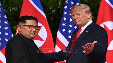 Tổng thống Mỹ Donald Trump (phải) và nhà lãnh đạo Triều Tiên Kim Jong Un (trái) tại cuộc gặp ở Singapore ngày 12/6/2018. Ảnh: AFP/TTXVN