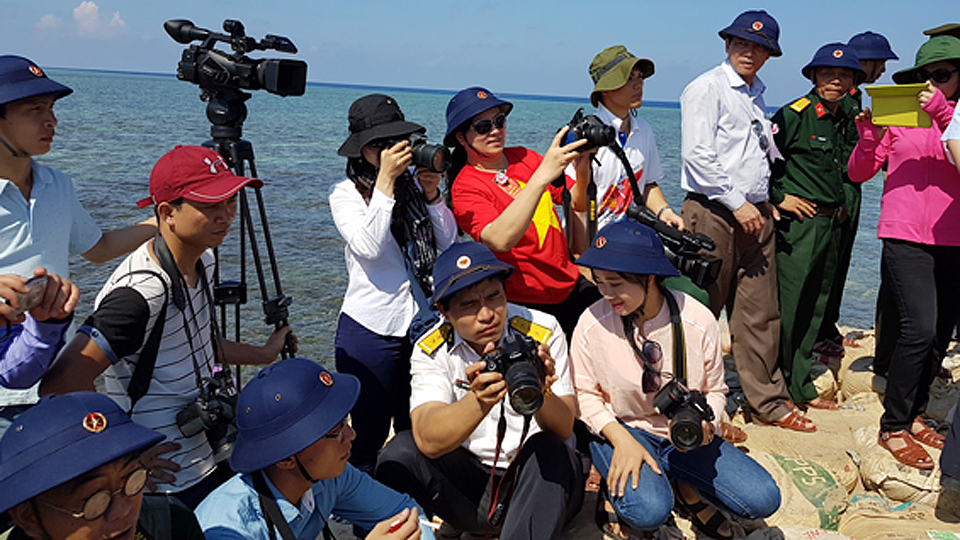 Các nhà báo tác nghiệp tại đảo Tiên Nữ thuộc quần đảo Trường Sa, tỉnh Khánh Hòa.