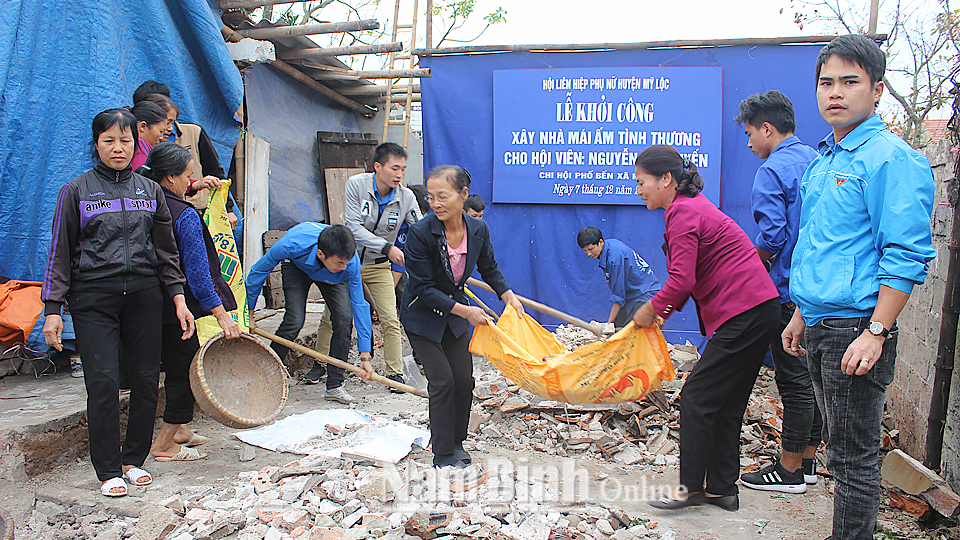 Hội viên phụ nữ và đoàn viên, thanh niên xã Mỹ Tân (Mỹ Lộc) tham gia khởi công xây nhà 