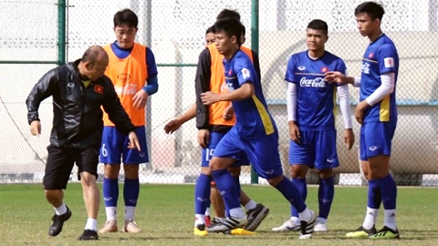HLV Park Hang Seo hướng dẫn kỹ càng các cầu thủ Việt Nam trong buổi tập đầu tiên của năm 2019 tại Qatar sáng 2-1. 