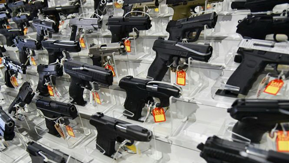 Vũ khí được trưng bày tại một sự kiện ở Miami, Florida, Mỹ ngày 16-2.  Ảnh: AFP/TTXVN