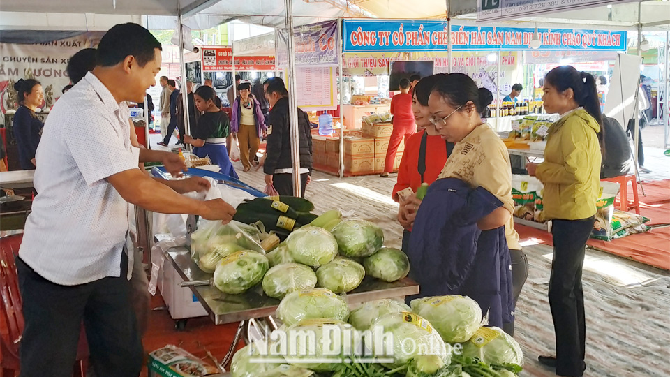 Sản phẩm rau sạch của Hợp tác xã dịch vụ nông nghiệp Bắc Cường, xã Yên Cường (Ý Yên) được giới thiệu tại Hội chợ công nghiệp - thương mại phía Bắc năm 2018 tổ chức tại Thành phố Nam Định.