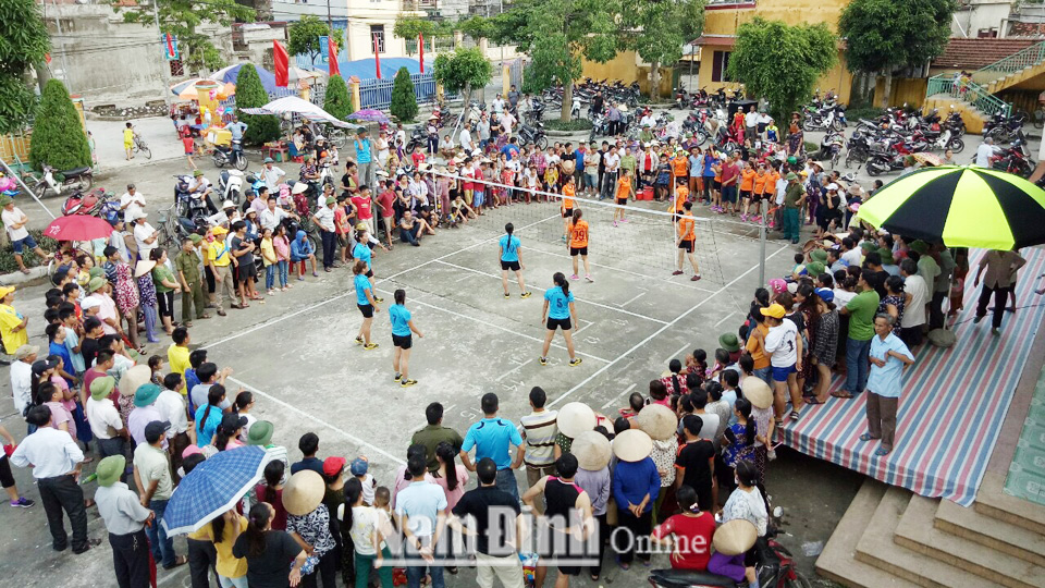 Thi đấu bóng chuyền hơi trong Ngày hội Văn hóa - Thể thao xã Hải Hưng năm 2018.