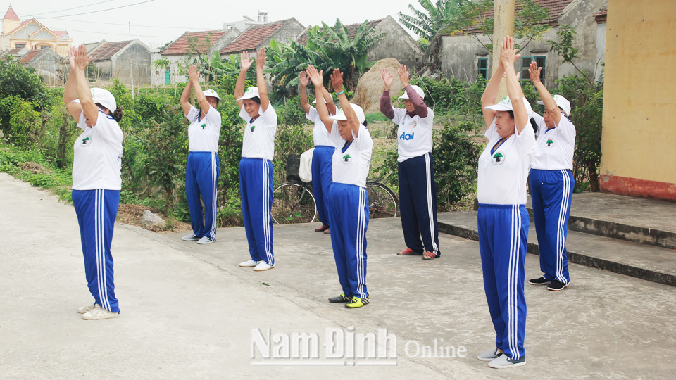 Người cao tuổi xã Nghĩa Phú tham gia biểu diễn thể dục thể thao.