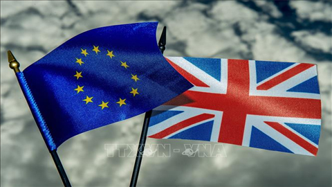  Quốc kỳ Anh (phải) và cờ EU. Ảnh: AFP/TTXVN