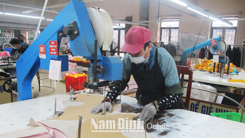 Máy cắt công nghệ cao tại Công ty cổ phần May Nam Hà.  Bài và ảnh: Nguyễn Hương