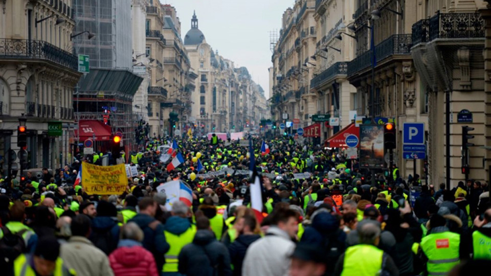 Khung cảnh ở Paris ngày thứ bảy (5-1) được phủ kín bởi những người biểu tình Áo vàng.  Ảnh: Internet