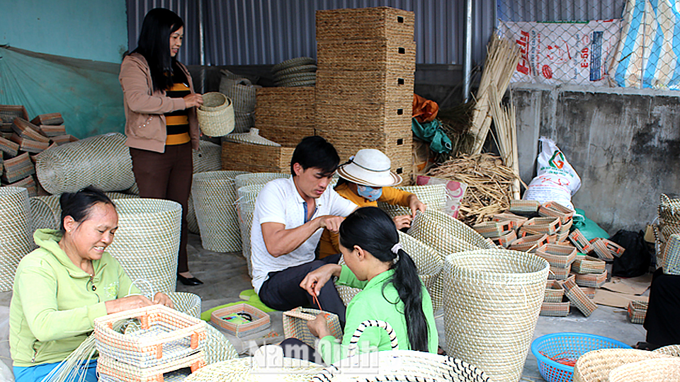 Nghề đan cói xuất khẩu tạo việc làm cho nhiều phụ nữ nông thôn xã Nghĩa Hồng.