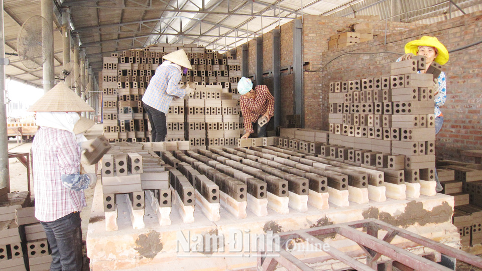 Sản xuất gạch tuynel tại Công ty cổ phần An Đồng, Thị trấn Ngô Đồng (Giao Thuỷ).