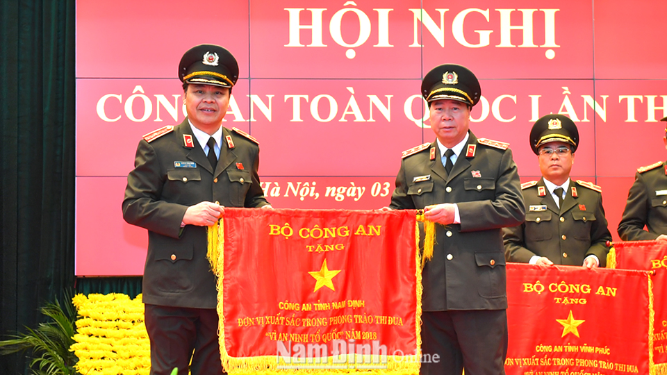 Thượng tướng Bùi Văn Nam, Ủy viên Trung ương Đảng, Thứ trưởng Bộ Công an trao Cờ thi đua xuất sắc trong phong trào 