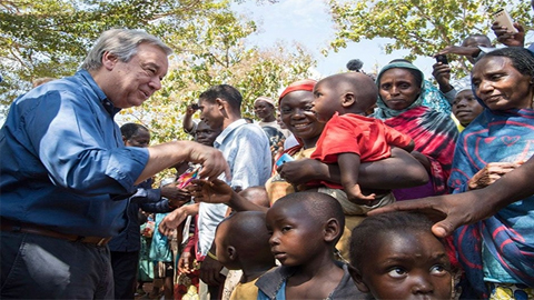 Tổng Thư ký Liên hợp quốc A.Gu-tê-rét gặp những người di cư tại Cộng hòa Trung Phi. Ảnh: LIÊN HỢP QUỐC