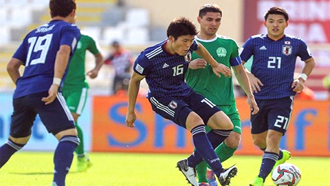Đội tuyển Nhật Bản (áo xanh lam) đã thể hiện được sức mạnh trước đội tuyển Tuốc-mê-ni-xtan.