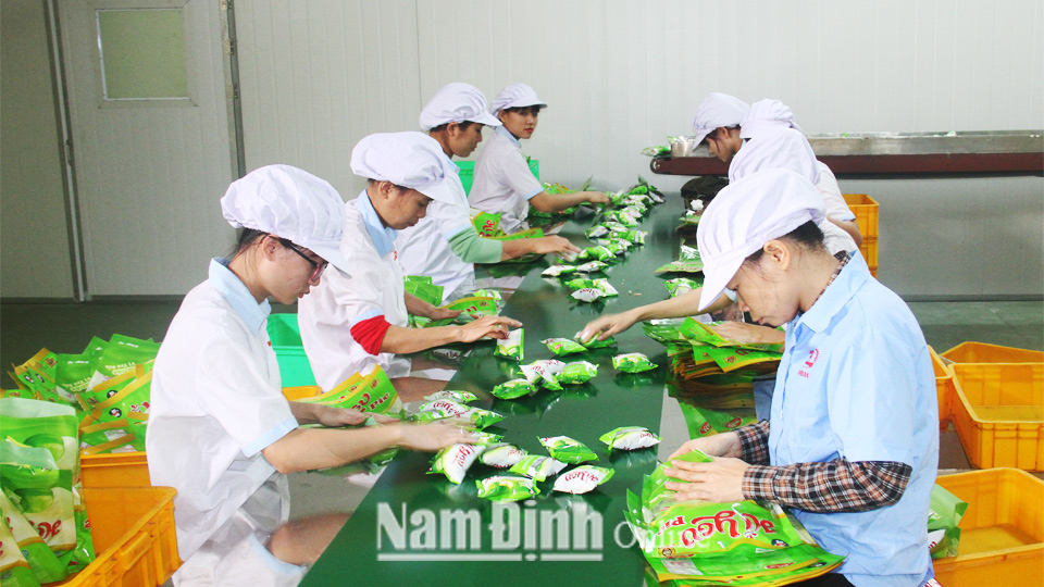 Công ty trách nhiệm hữu hạn Thương mại Hòa Bình (Thành phố Nam Định) chuẩn bị bánh kẹo phục vụ thị trường Tết Kỷ Hợi.