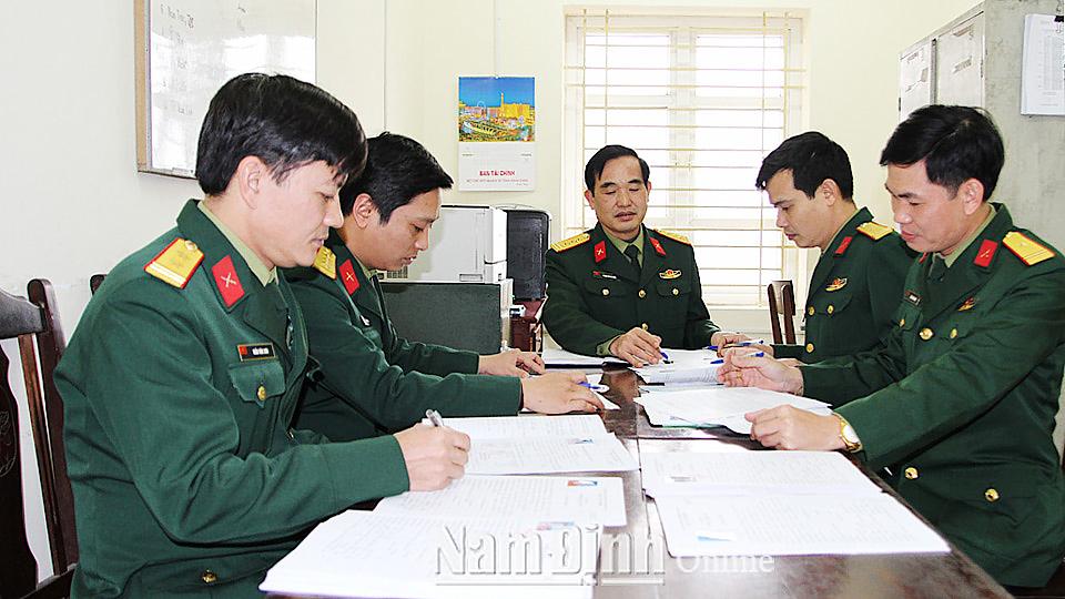 Cán bộ Ban Quân lực (Bộ Chỉ huy Quân sự tỉnh) kiểm tra hồ sơ thanh niên đủ điều kiện nhập ngũ năm 2019. 
