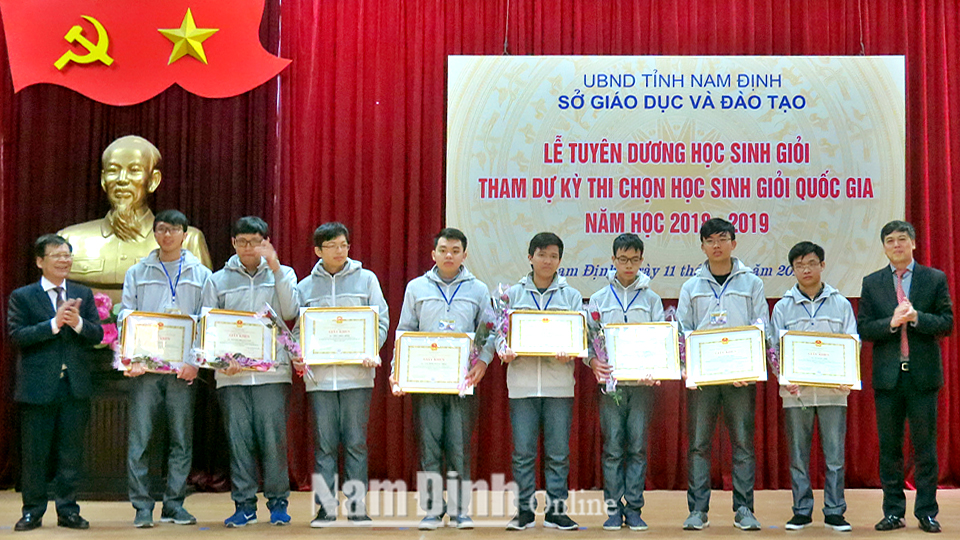 Đồng chí Trần Lê Đoài, Tỉnh ủy viên, Phó Chủ tịch UBND tỉnh tặng giấy khen cho các em tham dự kỳ thi học sinh giỏi quốc gia năm học 2018-2019.
