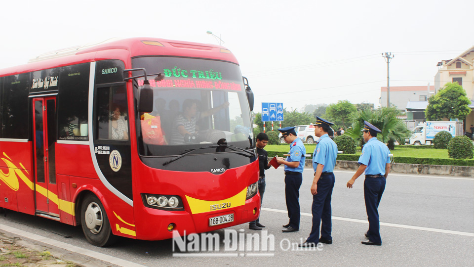 Lực lượng Thanh tra giao thông kiểm tra việc chấp hành quy định bảo đảm an toàn giao thông của xe khách.