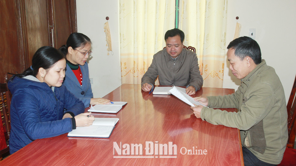 Cán bộ Ủy ban Mặt trận Tổ quốc huyện Vụ Bản triển khai kế hoạch công tác giám sát và phản biện xã hội trên địa bàn huyện.