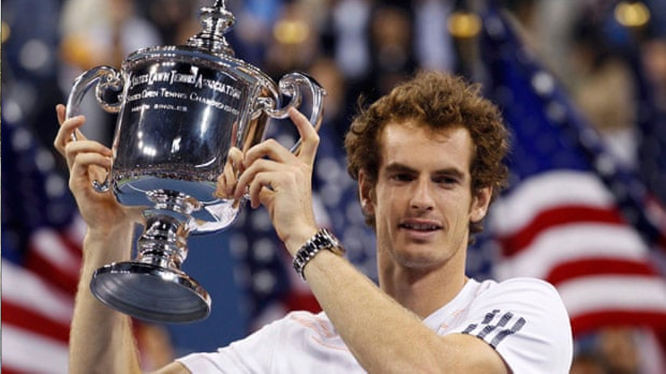 Murray ăn mừng bên chiếc cúp vô địch Grand Slam đầu tiên trong sự nghiệp. (Ảnh: Reuters)