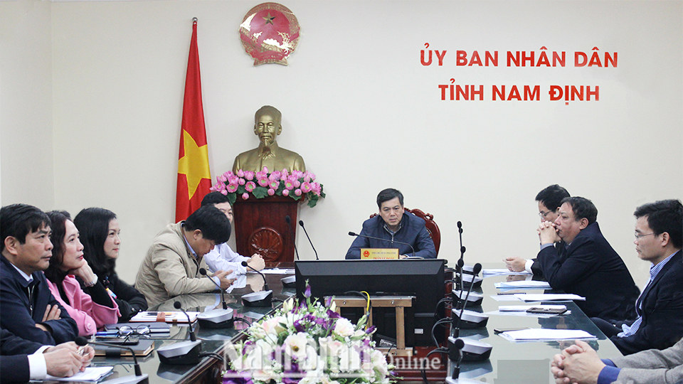 Đồng chí Trần Lê Đoài, Tỉnh uỷ viên, Phó Chủ tịch UBND tỉnh chủ trì hội nghị tại  điểm cầu tỉnh ta