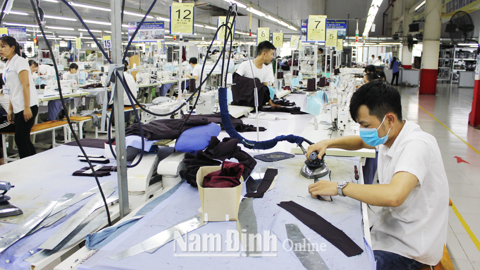 Sản xuất trang phục xuất khẩu tại Công ty cổ phần Nam Tiến, xã Nam Tiến.