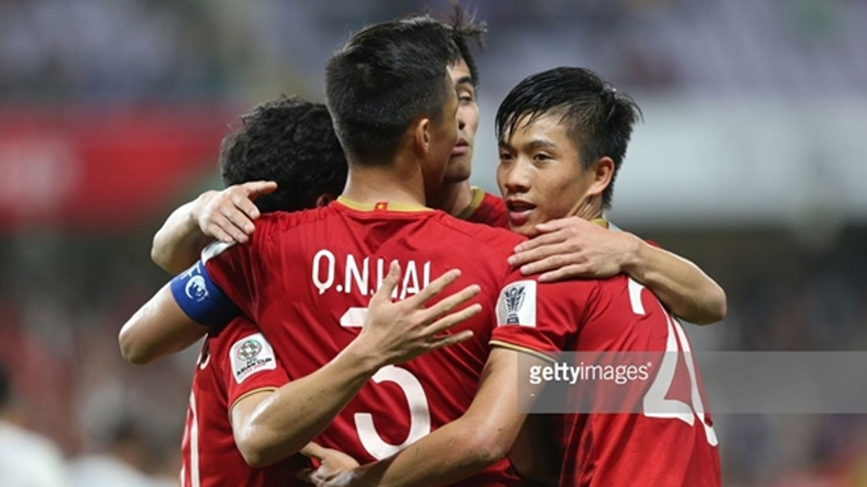 Các cầu thủ áo đỏ ăn mừng bàn ấn định chiến thắng 2-0 của trung vệ đội trưởng Quế Ngọc Hải. Ảnh: Getty