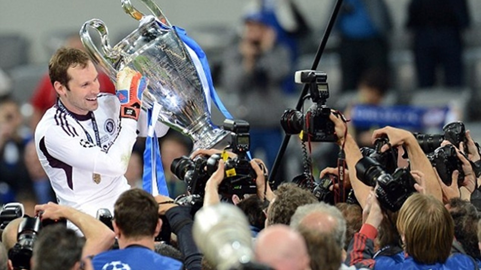 Vô địch Champions League mùa giải 2011-2012 là thành tích lớn nhất của Petr Cech trong thời gian khoác áo Chelsea. Ảnh: Dailymail