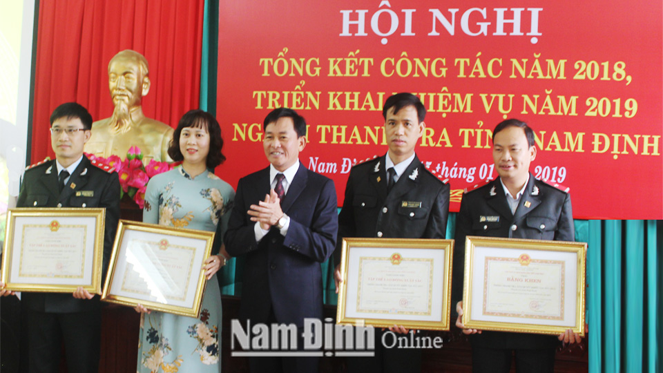 Đồng chí Nguyễn Phùng Hoan,Tỉnh ủy viên, Phó Chủ tịch UBND tỉnh trao danh hiệu Tập thể lao động xuất sắc của UBND tỉnh cho các tập thể.