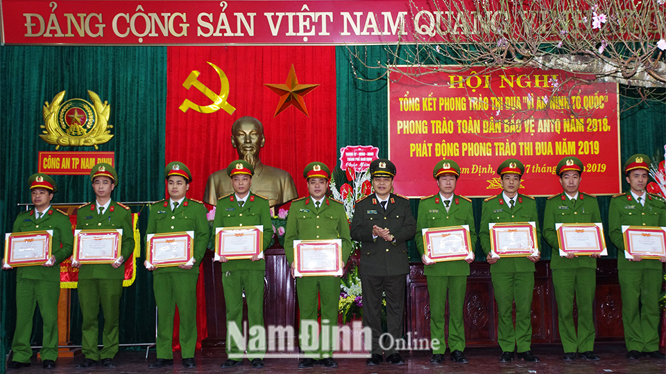 Đồng chí Thiếu tướng Đặng Văn Sinh, Ủy viên Ban Thường vụ  Tỉnh ủy, Giám đốc Công an tỉnh trao thưởng cho các đơn vị đạt thành tích  xuất sắc trong phong trào “Vì an ninh Tổ quốc” năm 2018.