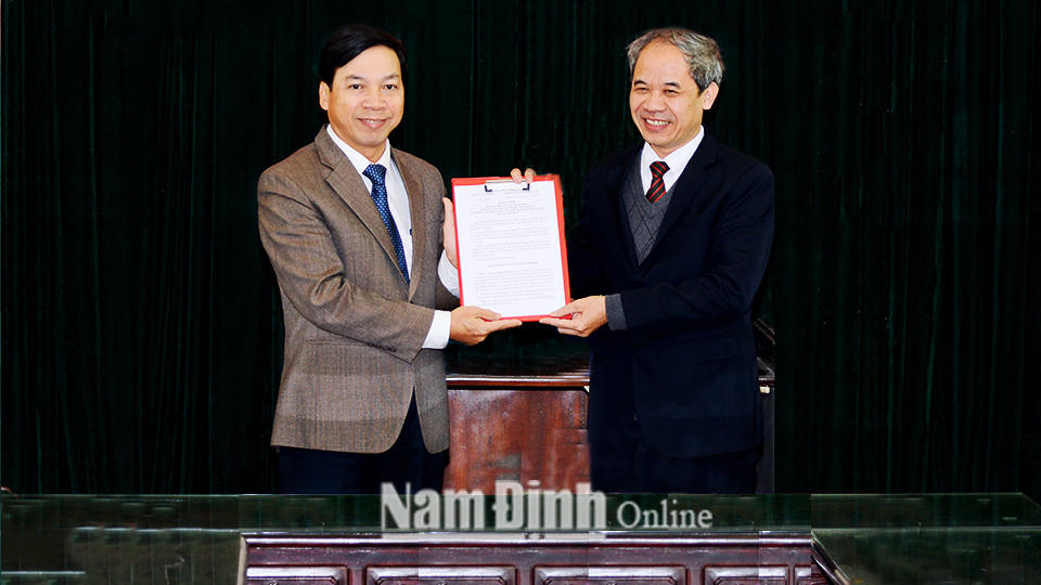 Đồng chí Trần Văn Chung, Phó Bí thư Thường trực Tỉnh ủy, Chủ tịch HĐND tỉnh trao quyết định cho đồng chí Đoàn Văn Hùng.