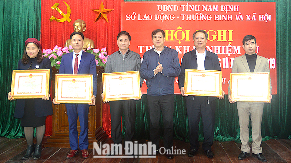 Đồng chí Trần Lê Đoài, Tỉnh ủy viên, Phó Chủ tịch UBND tỉnh trao Bằng khen của Thủ tướng Chính phủ, Bằng khen của UBND tỉnh cho các tập thể và cá nhân có thành tích xuất sắc.