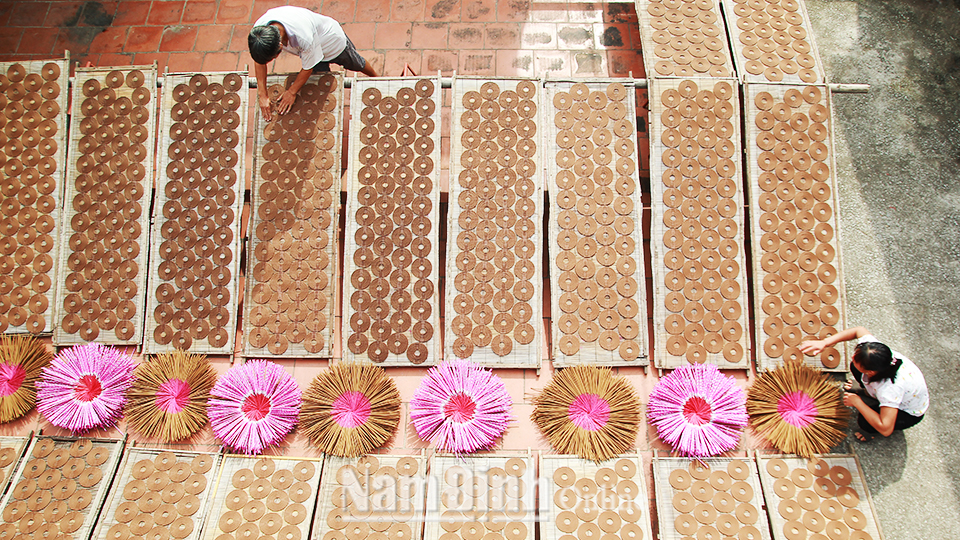 Sản xuất hương truyền thống tại cơ sở Hương Quang, xã Phương Định (Trực Ninh).