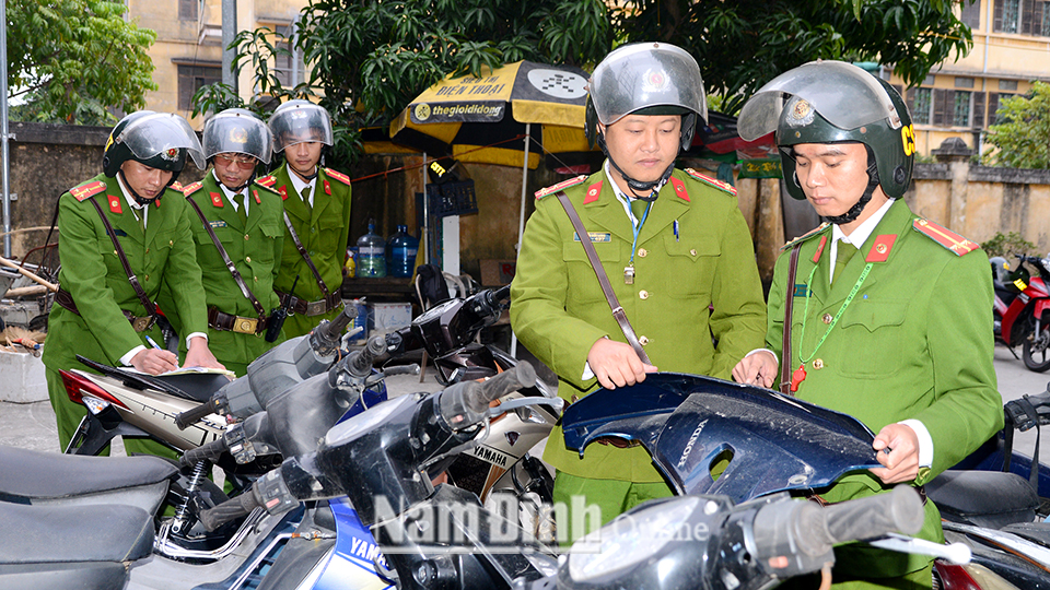 Công an Thành phố Nam Định kiểm tra, xử lý phương tiện vi phạm trật tự an toàn giao thông.