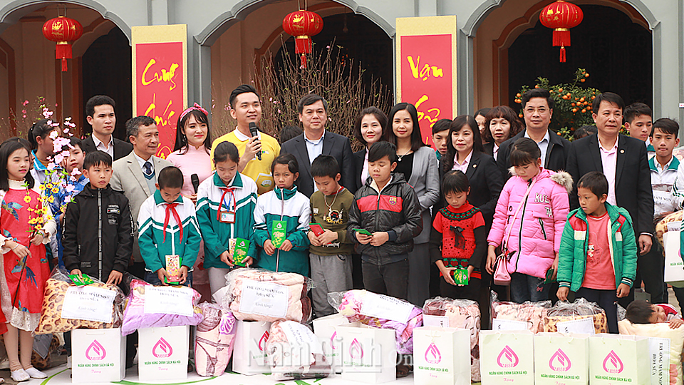 Ông Trần Lê Đoài, Tỉnh Ủy viên, Phó Chủ tịch UBND tỉnh và đại diện ngân hàng chính sách xã hội trao tặng quà cho trẻ em có hoàn cảnh khó khăn thuộc 10 huyện, thành phố.