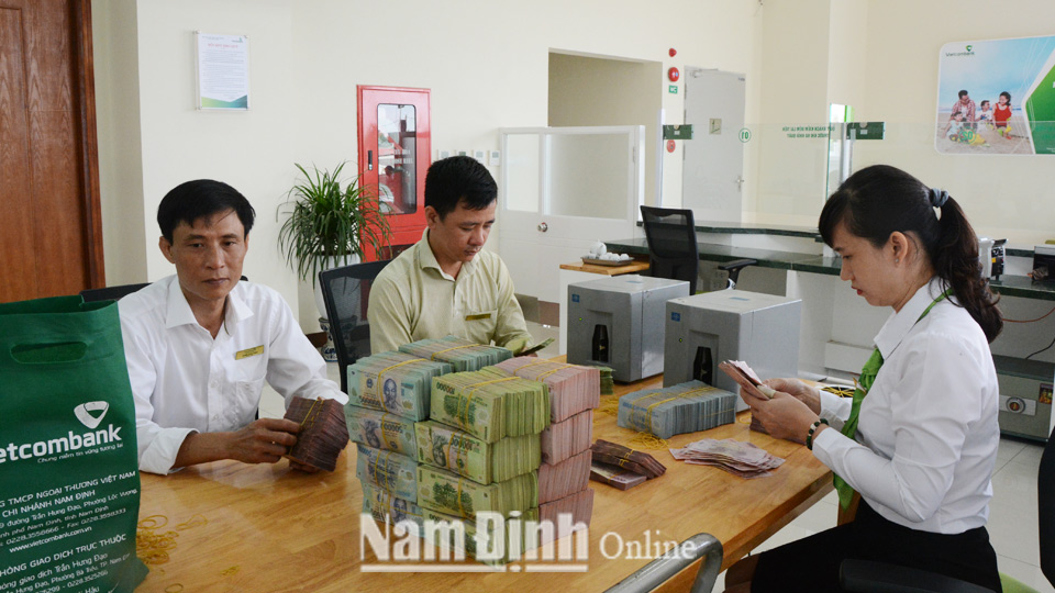 Vietcombank Nam Định chuẩn bị đầy đủ nguồn tiền mặt sẵn sàng tiếp quỹ cho máy ATM hoạt động thông suốt, đáp ứng nhu cầu rút tiền mặt của khách hàng trong dịp Tết Kỷ Hợi.