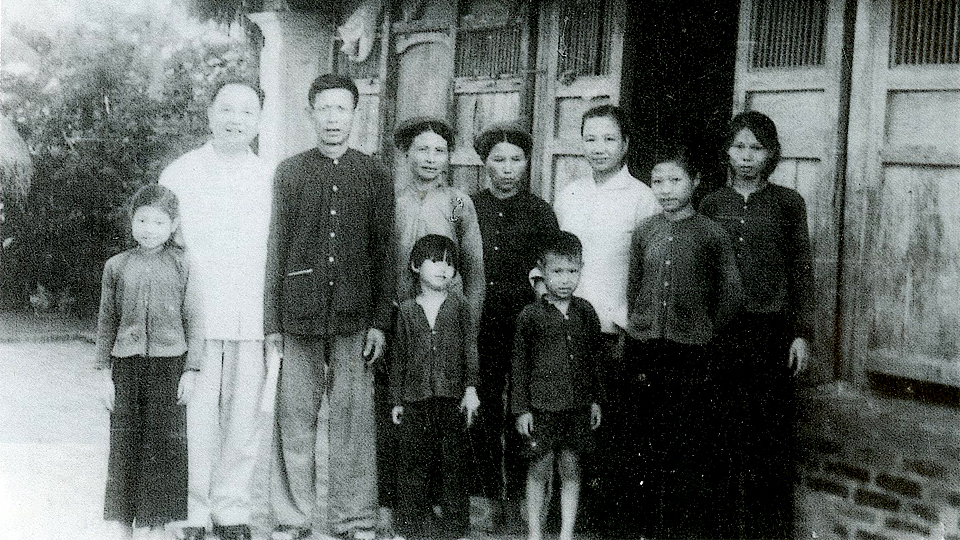 Đồng chí Trường Chinh thăm gia đình ông Sơn - cơ sở cách mạng ở thôn Tả Hành, xã Duy Nhất, huyện Vũ Thư, tỉnh Thái Bình, năm 1963.