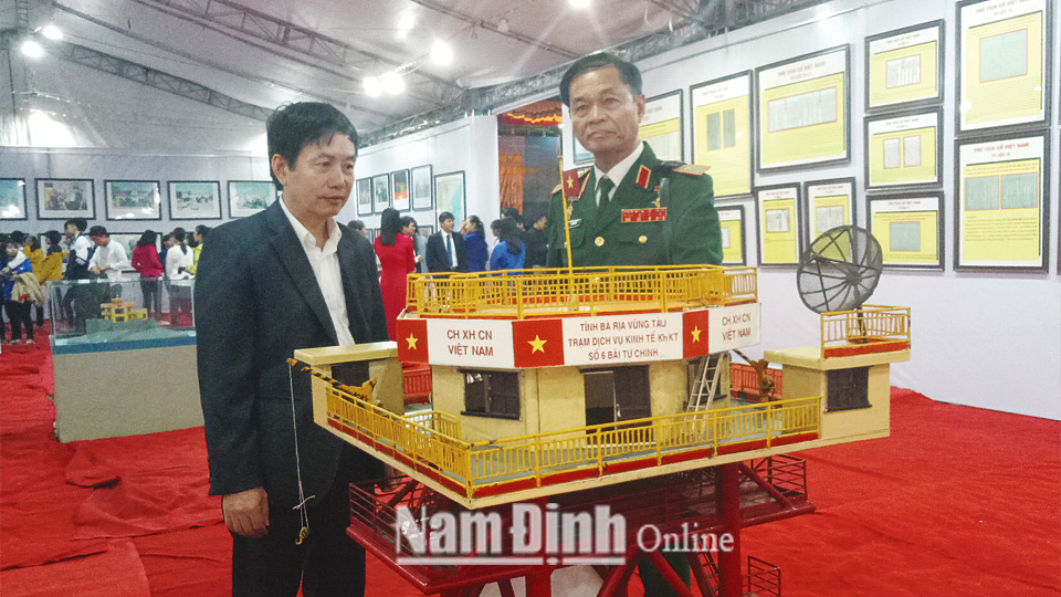 Thiếu tướng Hoàng Kiền giới thiệu mô hình Nhà giàn DK1 do ông chỉ đạo thiết kế, thi công tại quần đảo Trường Sa. Ảnh: Thanh thúy
