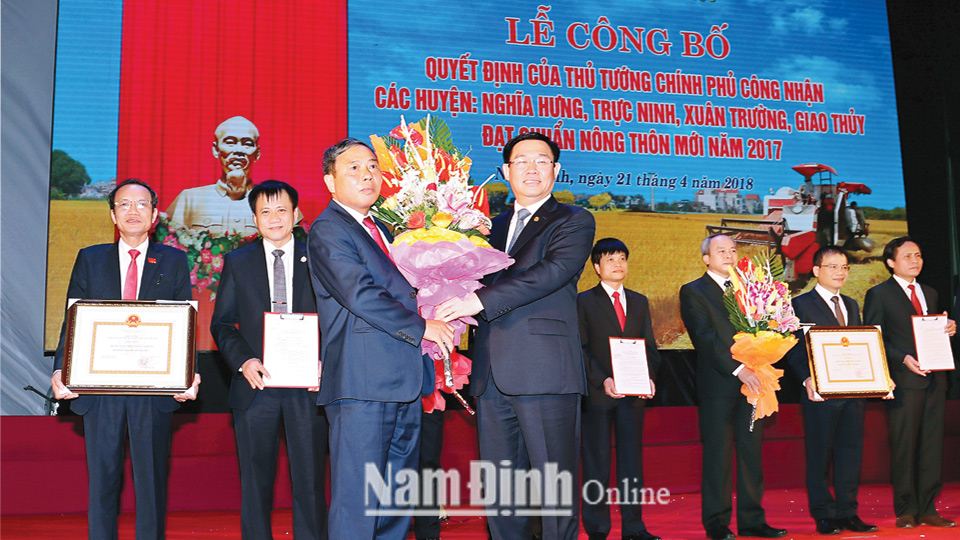 Phó Thủ tướng Chính phủ Vương Đình Huệ tặng hoa chúc mừng huyện Giao Thủy đạt Huyện Nông thôn mới năm 2017.