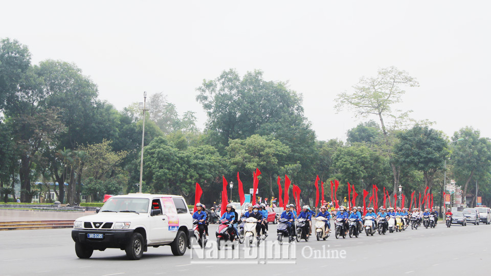 Diễu hành hưởng ứng Tháng hành động quốc gia phòng, chống HIV/AIDS năm 2018 tại Thành phố Nam Định.