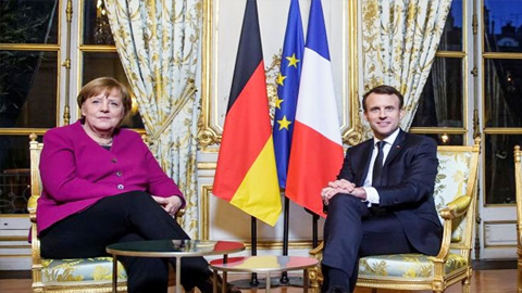 Thủ tướng Ðức A.Méc-ken gặp Tổng thống Pháp E.Ma-crông, nhân dịp 55 năm Ngày ký Hiệp ước Ê-li-dê. Ảnh: Reuters