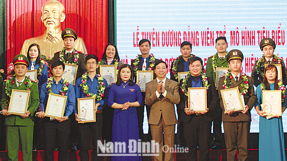 Đồng chí Trần Văn Chung, Phó Bí thư Thường trực Tỉnh ủy, Chủ tịch HĐND tỉnh trao thưởng cho các tập thể, cá nhân tiêu biểu làm theo Bác.