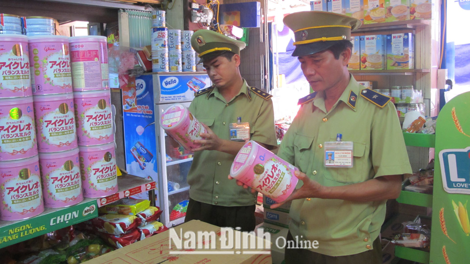 Lực lượng Quản lý thị trường kiểm tra điều kiện đảm bảo an toàn thực phẩm của hàng hóa lưu thông trên địa bàn huyện Trực Ninh.
